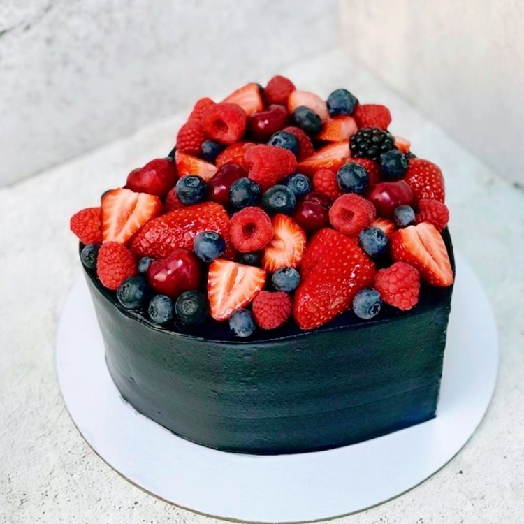 Черный торт с клубникой фото